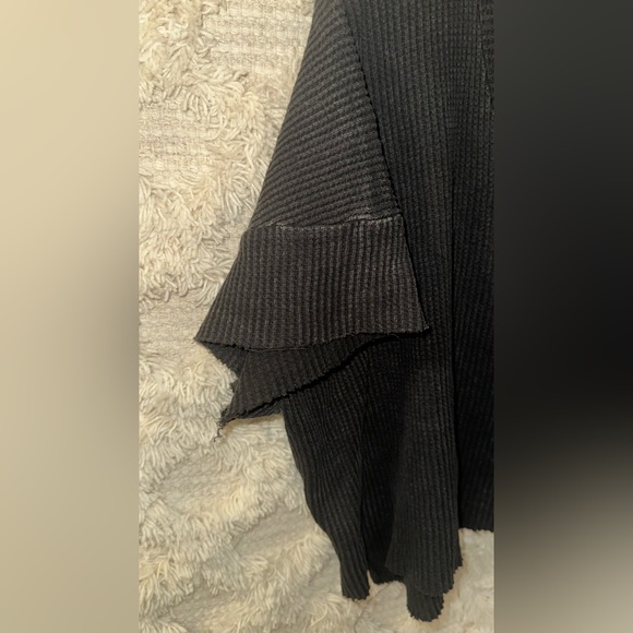 Crop top black -over sized - gently worn- no tag- medium - Picture 3 of 5